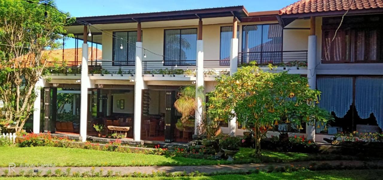 Hotel La Oma Lembang Exterior foto