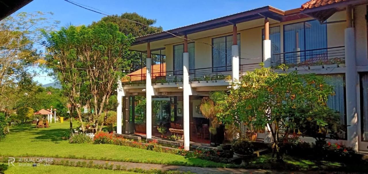 Hotel La Oma Lembang Exterior foto