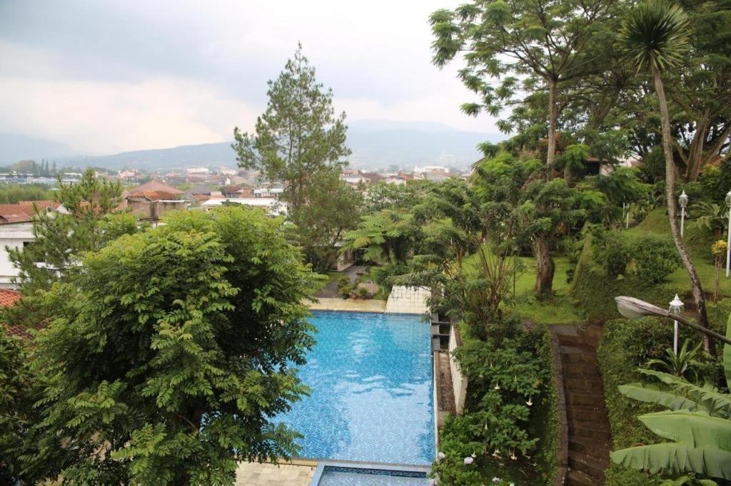 Hotel La Oma Lembang Exterior foto