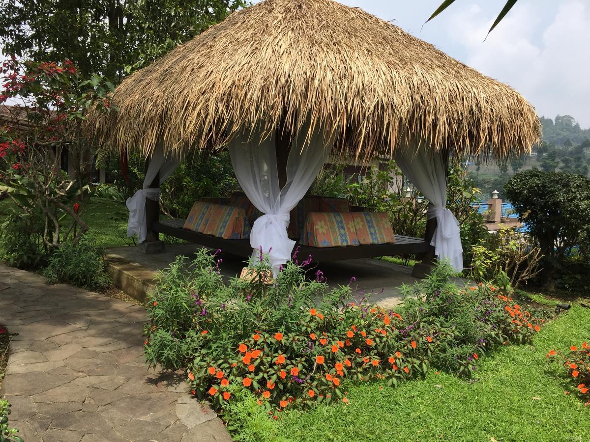 Hotel La Oma Lembang Exterior foto